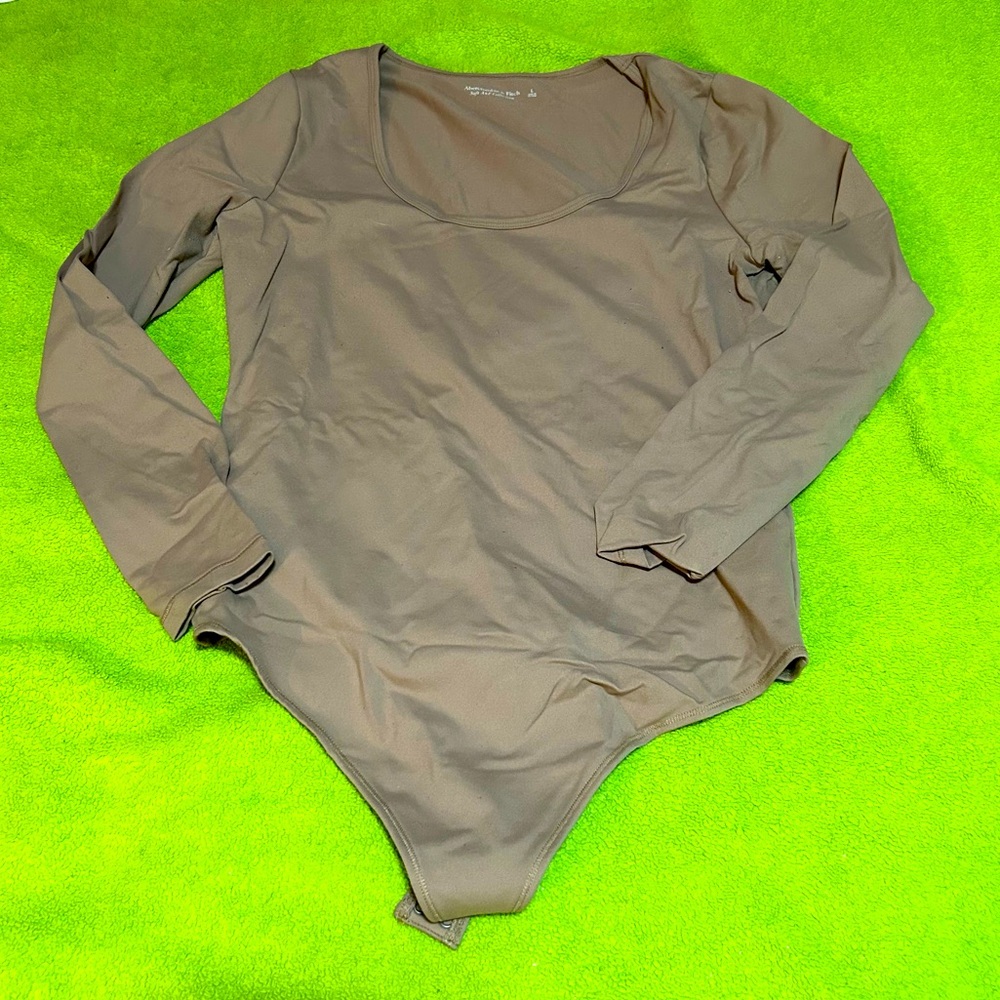 Abercrombie & Fitch Long Sleeve Scoop Neck Bodysuit in Taupe